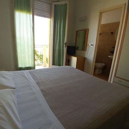 Hotel Capitol Ріміні Екстер'єр фото