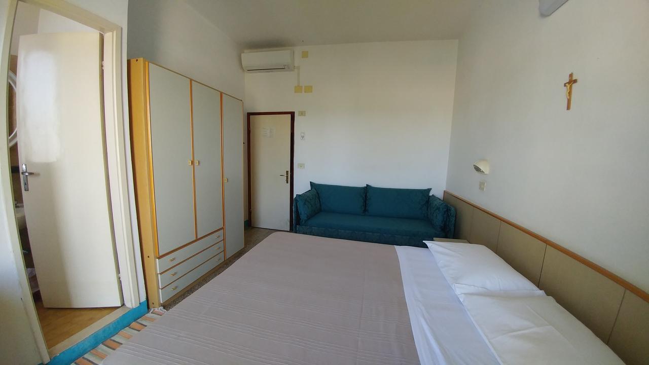 Hotel Capitol Ріміні Екстер'єр фото