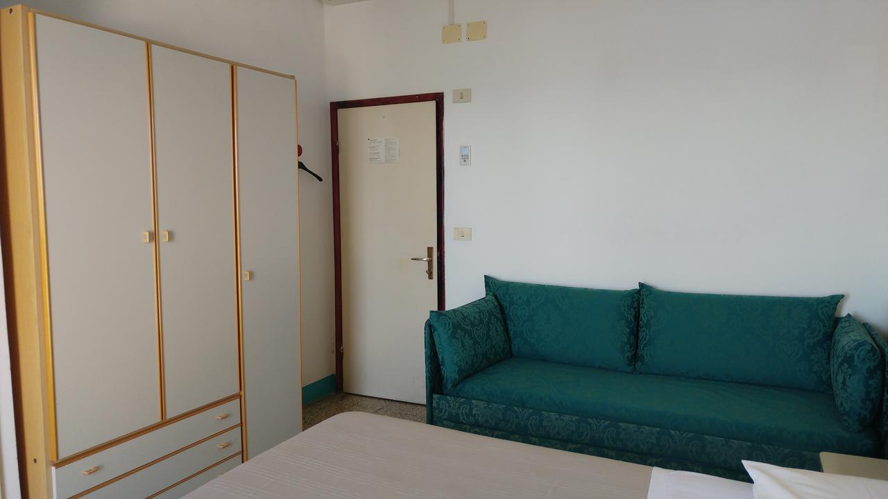 Hotel Capitol Ріміні Екстер'єр фото