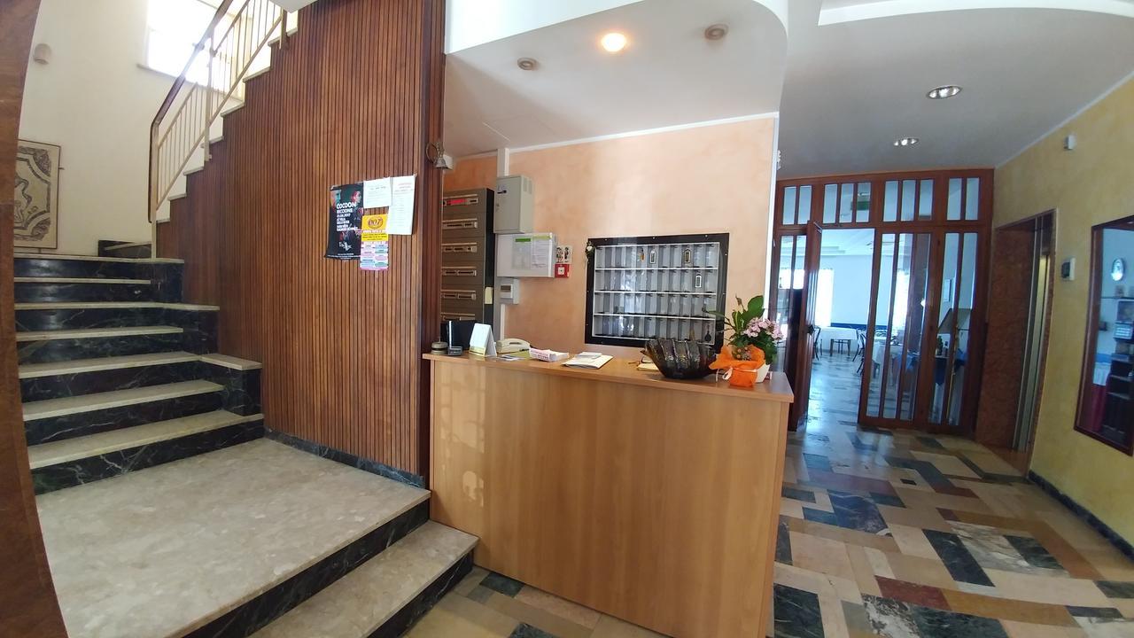 Hotel Capitol Ріміні Екстер'єр фото