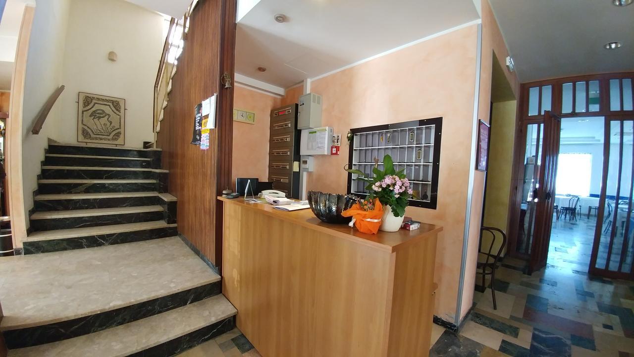 Hotel Capitol Ріміні Екстер'єр фото